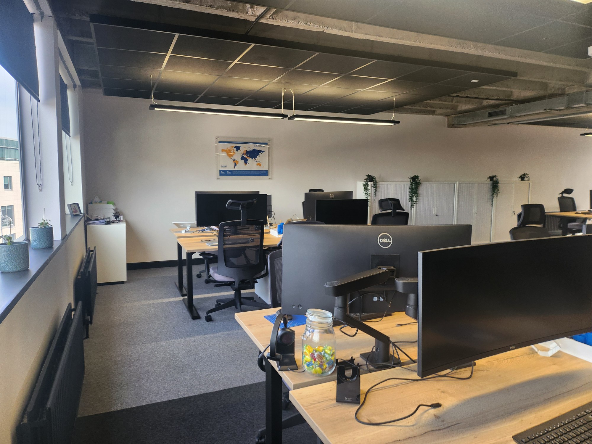 Open workspace beside the windows on D2HQ Level Four